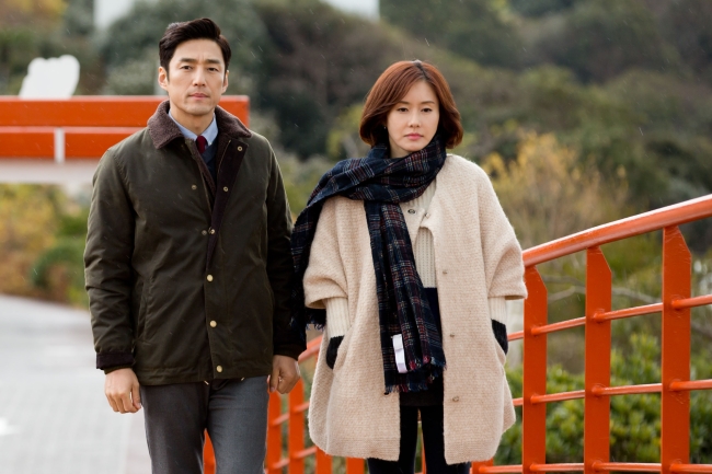 지진희(좌부터/탤런트/영화배우),김지수(영화배우/탤런트)
SBS ‘따뜻한 말 한마디‘가 25일 스페셜방송을 내보냈다. 종영이후 요약본과 배우들의 인터뷰, 비하인드 스토리를 보여주는 드라마치고 영양가 있는 건 별로 없다. 드라마의 인기를 이용한 늘리기 마케팅과 후광효과가 대부분이다.