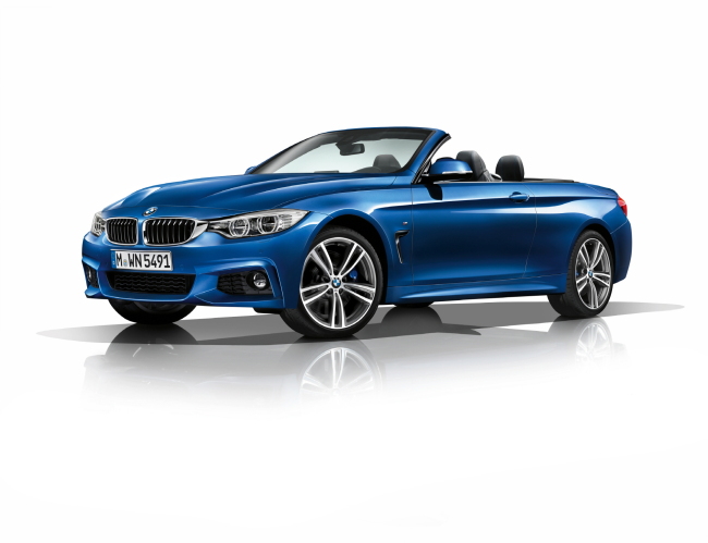 BMW 코리아가 뉴 4시리즈 컨버터블을 공식 출시했다고 26일 밝혔다.
이 차는 지난해 10월 출시된 4시리즈 쿠페에 이은 두 번째 4시리즈 모델로 이번에 국내에 출시한 것은 뉴 428i 컨버터블 M 스포츠 패키지다.
BMW 뉴 428i 컨버터블에는 2.0ℓ 4기통 BMW 트윈파워 터보 엔진(최고 출력 245마력, 최대 토크 35.7㎏.ｍ)을 탑재했으며 제로백 6.4초, 최고속도 시속 250㎞의 성능을 자랑한다.