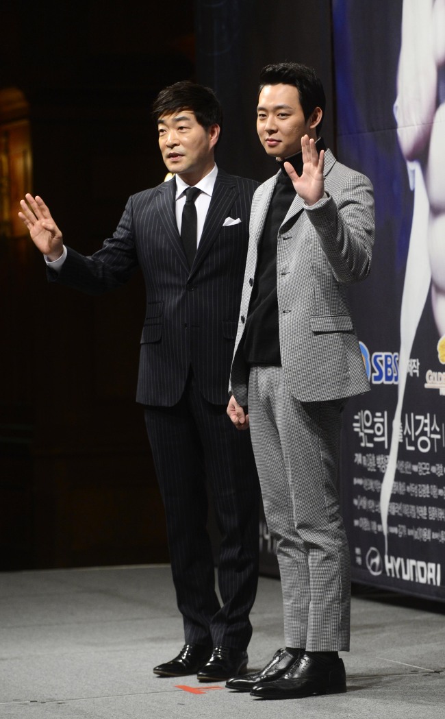 손현주(좌부터/탤런트/영화배우),유천(박유천/가수/탤런트/JYJ)
Four years have passed since JYJ member Park Yu-chun tackled his first major role in KBS’ “Sungkyunkwan Scandal.”