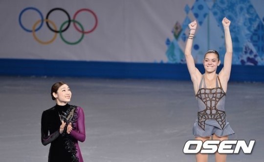 김연아(좌부터/스케이트선수),아델리나소트니코바(AdelinaSotnikova/스케이트선수)
미국의 피겨 칼럼니스트 제시 헬름스가 야후스포츠를 통해 김연아의 소치올림픽 은메달 판정은 1년 전부터 기획된 사기극이라며 강도 높게 비난했다.