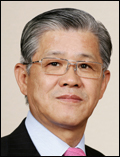 최신원(기업인/SKC대표이사회장/경기사회복지공동모금회회장/수원상공회의소회장)
최신원 SKCㆍSK텔레시스 회장은 지난 25~26일 이틀간 하와이 호놀룰루에서 개최된 국제전략문제연구소 태평양포럼(Pacific Forum CSIS) 이사회 및 국제포럼에 참석, 세계 각국에서 모인 이사 및 회원들과 동북아 관련 안보 및 경제 상황들에 대한 의견을 나눴다.