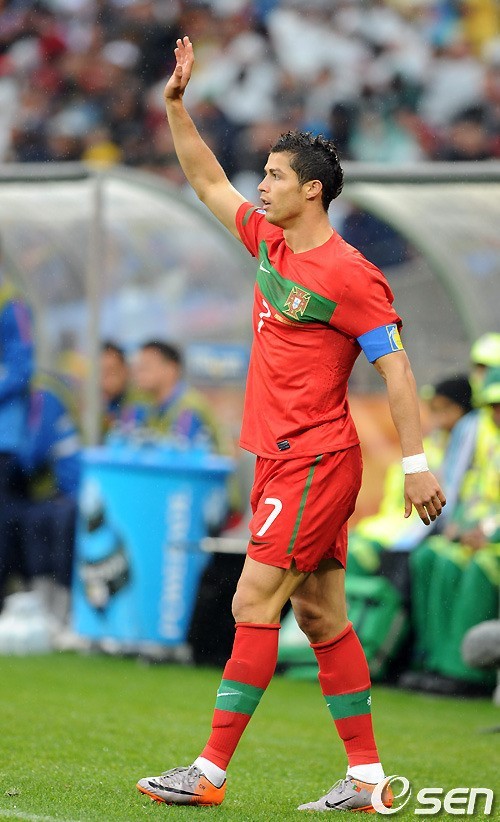 크리스티아누호날두(CristianoRonaldo/축구선수/레알마드리드포워드)
레알 마드리드(스페인)가 샬케 04(독일)에 대승을 거두며 유럽축구연맹(UEFA) 챔피언스리그 8강행에 성큼 다가섰다.