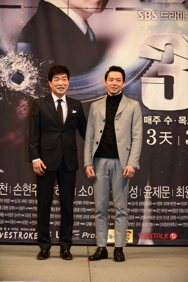 손현주(좌부터/탤런트/영화배우),유천(박유천/가수/탤런트/JYJ)
배우 손현주가 SBS 새 수목드라마 ‘쓰리데이즈’를 통해 호흡을 맞추게 된 아이돌그룹 JYJ 박유천을 극찬했다.