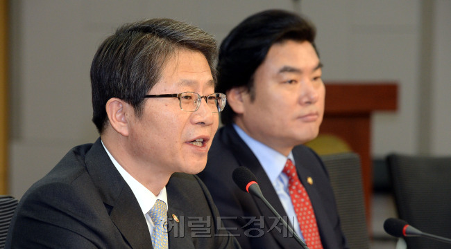 27일 오전 서울 여의도 국회 의원회관에서 새누리당 주최로 류길재 통일부장관 초청 제3차'통일을 여는 국회의원 모임' 조찬 강연이 '한반도 통일시대 기반구축의 방향과 과제'라는 주제로 열리고 있다./안훈 기자 rosedale@ 2014.02.27
27일 오전 서울 여의도 국회 의원회관에서 새누리당 주최로 류길재 통일부장관 초청 제3차'통일을 여는 국회의원 모임' 조찬 강연이 '한반도 통일시대 기반구축의 방향과 과제'라는 주제로 열리고 있다./안훈 기자 rosedale@ 2014.02.27
27일 오전 서울 여의도 국회 의원회관에서 새누리당 주최로 류길재 통일부장관 초청 제3차'통일을 여는 국회의원 모임' 조찬 강연이 '한반도 통일시대 기반구축의 방향과 과제'라는 주제로 열리고 있다./안훈 기자 rosedale@ 2014.02.27