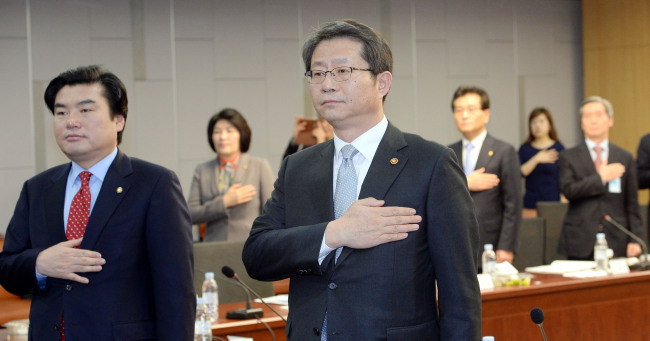 27일 오전 서울 여의도 국회 의원회관에서 새누리당 주최로 류길재 통일부장관 초청 제3차'통일을 여는 국회의원 모임' 조찬 강연이 '한반도 통일시대 기반구축의 방향과 과제'라는 주제로 열리고 있다./안훈 기자 rosedale@ 2014.02.27
27일 오전 서울 여의도 국회 의원회관에서 새누리당 주최로 류길재 통일부장관 초청 제3차'통일을 여는 국회의원 모임' 조찬 강연이 '한반도 통일시대 기반구축의 방향과 과제'라는 주제로 열리고 있다./안훈 기자 rosedale@ 2014.02.27