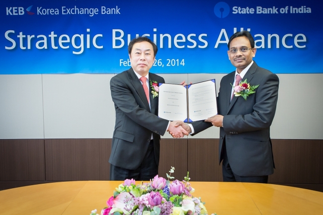 Korea Exchange Bank’s head of trade business and e-banking department Shin Dong-hoon (left) poses with Surendra Reddy, country head of the State Bank of India in Hong Kong.   KEB