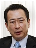 김호연(사회기관단체인/전국회의원/김구재단이사장)
김호연 전 빙그레 회장이 내달 14일 등기이사 명단에 이름을 올릴 예정이어서 그 배경에 관심이 쏠리고 있습니다. 김 전회장의 등기이사 복귀는 그가 정치를 하겠다며 회사를 떠난지 꼭 6년 만입니다. 김 전 회장의 귀환을 둘러싸고 재계에선 빙그레가 오너경영 체제로 전환하는 신호탄으로 해석하는 분위기가 역력합니다.