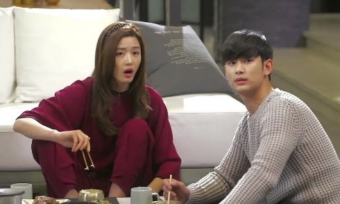 전지현(좌부터/왕지현/영화배우),김수현(탤런트/영화배우)
‘별그대‘에서 ‘눈 오는 날에는 치맥인데..”라는 전지현의 한마디로 중국 대륙이 치맥 열풍에 빠졌다. 박지은 작가는 26일 방송된 SBS 수목극 ‘별에서 온 그대’ 20회에서 또 한차례 전지현에게 치맥 대사를 하게하는 센스를 발휘했다.