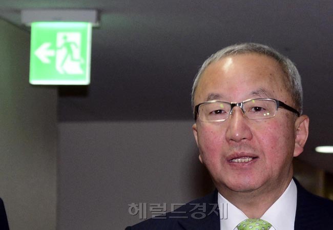 현오석(정무직공무원/기획재정부장관부총리)
현오석 부총리겸 기획재정부 장관이 27일 오전 서울 세종로 정부서울청사에서 열리는 대외경제장관회의에 참석하기 위해 회의실로 들어서고 있다. 이 날 현부총리는 경제혁신 3개년 계획 실현을 위해 협상 중인 자유무역협정(FTA)을 조기에 마무리하겠다고 밝혔다.