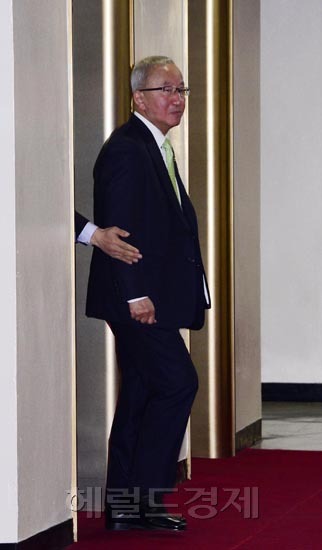 현오석(정무직공무원/기획재정부장관부총리)
현오석 부총리겸 기획재정부 장관이 27일 오전 서울 세종로 정부서울청사에서 열리는 대외경제장관회의에 참석하기 위해 엘리베이터에서 내리고 있다. 이 날 현부총리는 경제혁신 3개년 계획 실현을 위해 협상 중인 자유무역협정(FTA)을 조기에 마무리하겠다고 밝혔다.