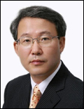 전동수(기업인/삼성SDS대표이사사장)
국내 메이저 SI업체들이 글로벌 공략에 앞다퉈 나서고 있다. 공공사업 참여 제한 등 한정적인 국내 시장환경을 기회로 삼아 올해 글로벌 공략을 더욱 광폭화한다. 하나 둘 이어온 글로벌 분야 성과로 차곡 차곡 쌓아온 자신감과 노하우를 살려 본격적인 글로벌 분야 매출 증대로 이어간다는 방침이다