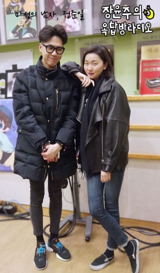 정준일(좌부터/가수/메이트),장윤주(모델/가수)
그룹 메이트의 정준일이 모델 장윤주를 능가하는 스키니 패션의 정석을 보여 화제다.
사진=KBS