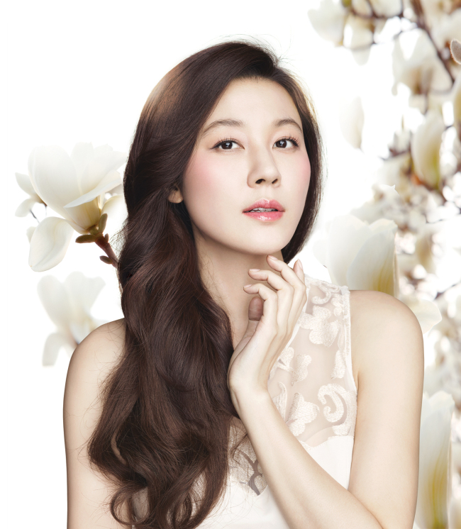 김하늘(영화배우/탤런트)
코리아나화장품(대표이사 유학수, www.coreana.com)은 자사 대표 모델인 배우 김하늘과 재계약을 체결했다.