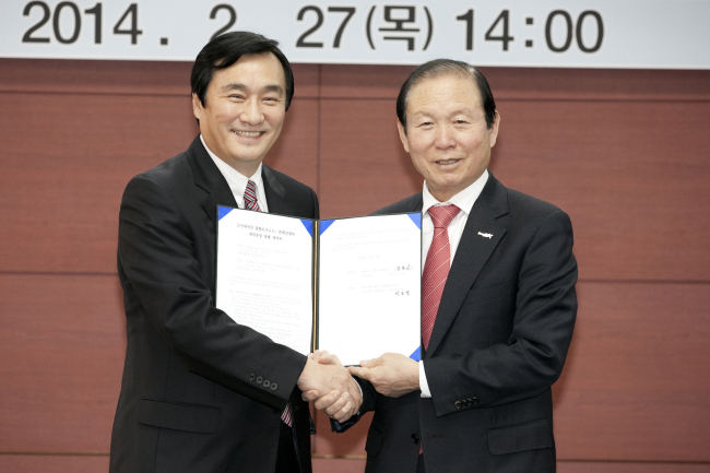 군산시와 코엑스는 27일 오후 군산시청 회의실에서 군산새만금컨벤션센터(GSCO)의 위탁 운영에 관한 협약을 체결하고 협력방안을 논의하였다.  코엑스는 협약에 따라 향후 3년간 관리운영 업무를 하게 된다.  사진 좌측 변보경 코엑스 사장과 문동신 군산시장이 기념촬영을 하고 있다.
군산시와 코엑스는 27일 오후 군산시청 회의실에서 군산새만금컨벤션센터(GSCO)의 위탁 운영에 관한 협약을 체결하고 협력방안을 논의하였다.  코엑스는 협약에 따라 향후 3년간 관리운영 업무를 하게 된다.  사진 좌측 변보경 코엑스 사장과 문동신 군산시장이 기념촬영을 하고 있다.
군산시와 코엑스는 27일 오후 군산시청 회의실에서 군산새만금컨벤션센터(GSCO)의 위탁 운영에 관한 협약을 체결하고 협력방안을 논의하였다.  코엑스는 협약에 따라 향후 3년간 관리운영 업무를 하게 된다.  사진 좌측 변보경 코엑스 사장과 문동신 군산시장이 기념촬영을 하고 있다.
코엑스, 군산새만금컨벤션센터 위탁운영