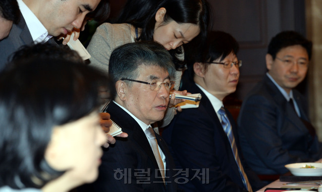 28일 오전 서울 남대문로 한국은행에서 김중수 총재 주재로 경제동향 간담회가 열리고 있다./안훈 기자 rosedale@ 2014.02.28
28일 오전 서울 남대문로 한국은행에서 김중수 총재 주재로 경제동향 간담회가 열리고 있다./안훈 기자 rosedale@ 2014.02.28