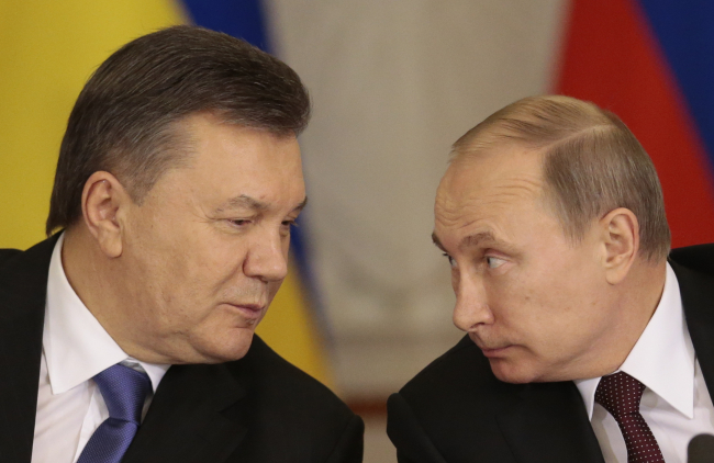 This Dec. 17 file photo shows Russian President Vladimir Putin (right) and Ukraine’s ousted President Viktor Yanukovych in Moscow.   AP-Yonhap