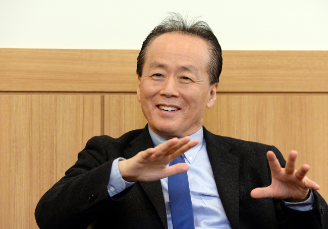 금난새(지휘자/음악감독/유라시안필하모닉오케스트라최고경영자CEO음악감독/인천시립예술단예술감독상임지휘자/창원대학교석좌교수)
Classical musicians often yearn to conduct a big-name orchestra to become a maestro. But that was not goal of renowned Korean conductor Gum Nanse.