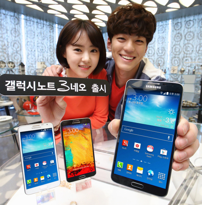 Models pose with Samsung Electronics’ new premium smartphone Galaxy Note 3 Neo at Corso Como in Seoul. The new smartphone goes on sale through the nation’s three mobile carriers SK Telecom, KT and LG Uplus on Monday.   Samsung Electronics