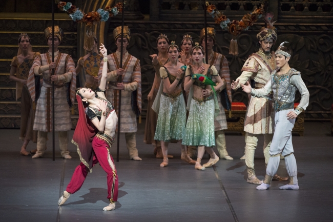 A scene from the Korean National Ballet’s “La Bayadere.”   KNB