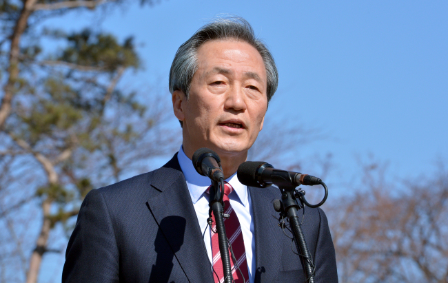 Rep. Chung Mong-joon of the Saenuri Party announces his bid for Seoul mayor at Mount Namsan, central Seoul, Sunday.   Yoon Byung-chan/The Korea Herald