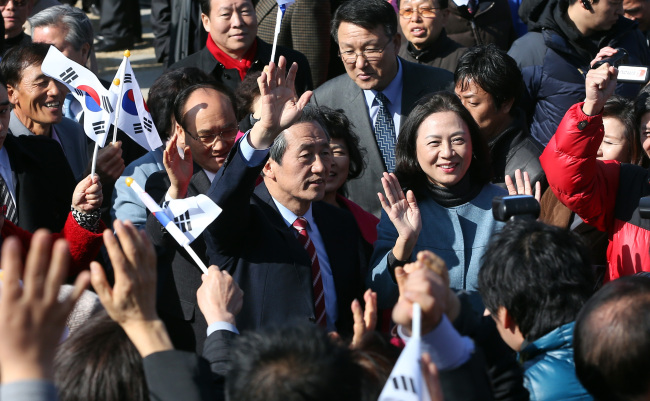 Ruling Saenuri Party lawmaker Chung Mong-joon (center) and his wife (right, blue coat) walks out of the Baekbeom Square in Mount. Namsan, Seoul, after officially announcing his candidacy for Seoul mayor. (Yonhap)