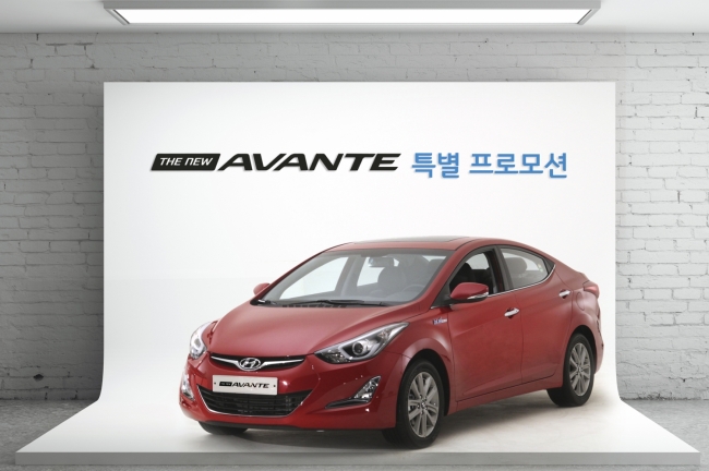 현대자동차가 3월 중 아반떼(쿠페 제외)를 출고하는 개인 및 개인사업자 고객에게 전국 외식업체ㆍ레저시설 이용금액의 반액을 지원하거나 3.9％ 특별 저금리 할부 제공 중 하나를 선택할 수 있는 특별 프로모션을 실시한다고 3일 밝혔다.