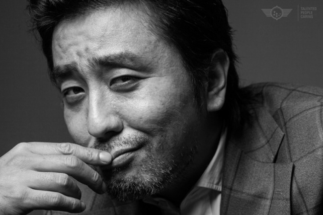 류승룡(영화배우)
배우 류승룡과 심은경, 이준이 ‘서울역’에서 만난다. ‘7번방의 선물’로 최강 흥행 배우로 등극한 류승룡과 ‘수상한 그녀’의 심은경, ‘배우는 배우다’의 이준이 연상호 감독의 애니메이션 ‘서울역’에서 (목소리) 주연으로 캐스팅됐다고 영화사 NEW가 3일 밝혔다.