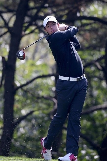 로리맥길로이(RoryMcIlroy/골퍼)
15번홀까지 나흘 연속 단독 선두다. 18개월 만의 우승, 그것도 와이어 투 와이어(4라운드 연속 선두) 우승이 눈앞에 보이는 듯 했다. 하지만 까다로운 코스 세팅으로 ‘죽음의 베어 트랩’으로 불리는 15~17번홀에서 무려 3타를 잃었다. 연장전이라는 마지막 기회가 주어졌지만 우승컵은 이번에도 ‘황태자’의 품을 외면했다.
사진=KPGA