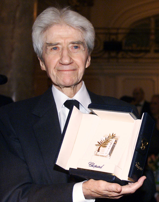 French film director Alain Resnais in Cannes on May 18, 2002.   AFP-Yonhap