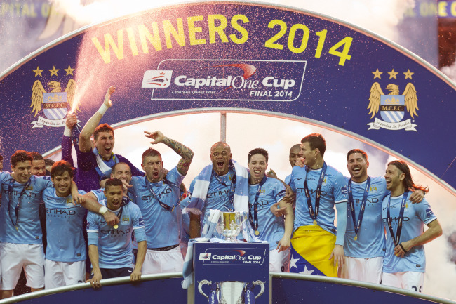 Manchester City players celebrate after the League Cup final on Sunday.   AP-Yonhap