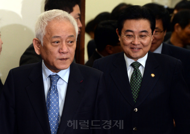 김한길 민주당대표가 3일 오전 국회에서 열린 최고위원회에 참석하기위해  회의장에 입장하고있다.이 길동기자.gdlee@-2014.03.03
김한길 민주당대표가 3일 오전 국회에서 열린 최고위원회에 참석하기위해  회의장에 입장하고있다.이 길동기자.gdlee@-2014.03.03
김한길 민주당 대표가 3일 오전 국회에서 열린 최고위원회의에 참석하고 있다. 김 대표는 “약속을 실천하는 정치가 새 정치의 시작이다. 한국 정치의 대변화가 시작되고 있다”고 말했다.  이길동 기자/gdlee@heraldcorp.com