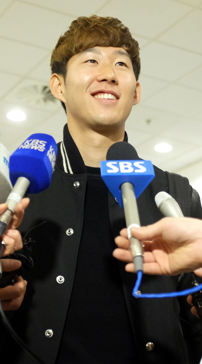 손흥민(축구선수/TSV바이엘04레버쿠젠포워드)
ATHENS (Yonhap) ― Members of the South Korean men’s national soccer team arrived Sunday in Athens, the site of their upcoming friendly match against Greece, as players braced themselves for competition within the squad.
Korea’s Son Heung-min speaks to reporters after arriving in Greece on Sunday.   Yonhap