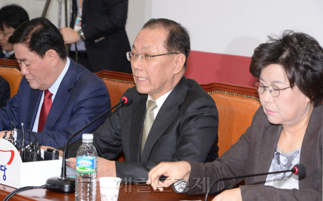 황우여새누리당대표최고위원이 3일 오전 국회에서 열린 최고위원회의에 참석해 모두발언을 하고있다.이 길동기자.gdlee@-2014.03.03
황우여 새누리당 대표가 3일 서울 여의도 국회에서 열린 최고위원회의에 참석해 모두 발언을 하고 있다. 황 대표는 이 자리에서 민주당과 안철수 측 새정치연합의 신당 창당 통합과 관련해 “안철수의 새정치연합 힘의 일부가 철수해 그토록 구태정치로 비난하던 민주당의 모습으로 돌아가지 않을까 우려된다”고 밝혔다.  이길동 기자/gdlee@