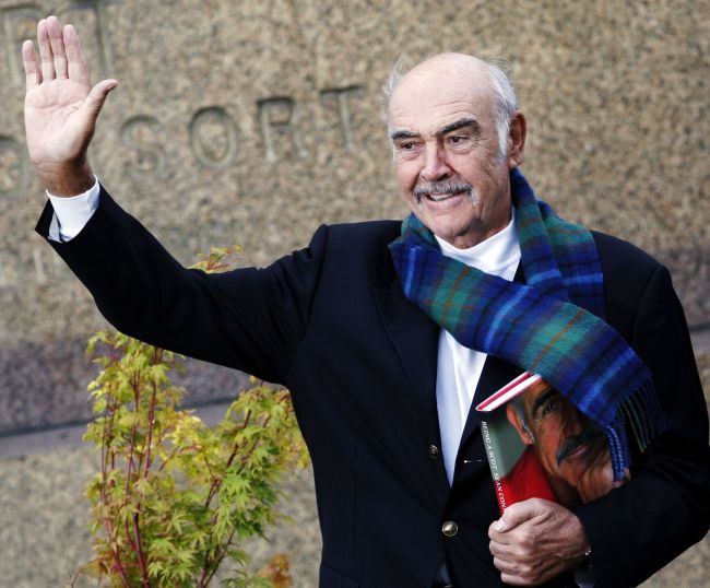 <YONHAP PHOTO-1340> (FILES) In a file picture taken on August 25, 2008 Scottish actor Sean Connery waves as he promotes his new book, called 'Being a Scot' at the Edinburgh International Book Festival, in Charlotte Square gardens, in Edinburgh. James Bond star Sean Connery urged his fellow Scots on March 2, 2014 to vote for independence in their referendum later this year, saying it was an opportunity "too good to miss". AFP PHOTO / ED JONES../2014-03-02 22:48:00/ <저작권자 ⓒ 1980-2014 ㈜연합뉴스. 무단 전재 재배포 금지.>
Sean Connery.   AFP-Yonhap
