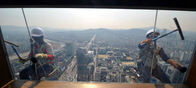3일 오전 서울 강남구 삼성동 무역센터 봄맞이 외병청소가 실시돼 청소용역 직원들이 외줄에 의지해 54층, 227미터 높이에서 청소를 하고 있다.