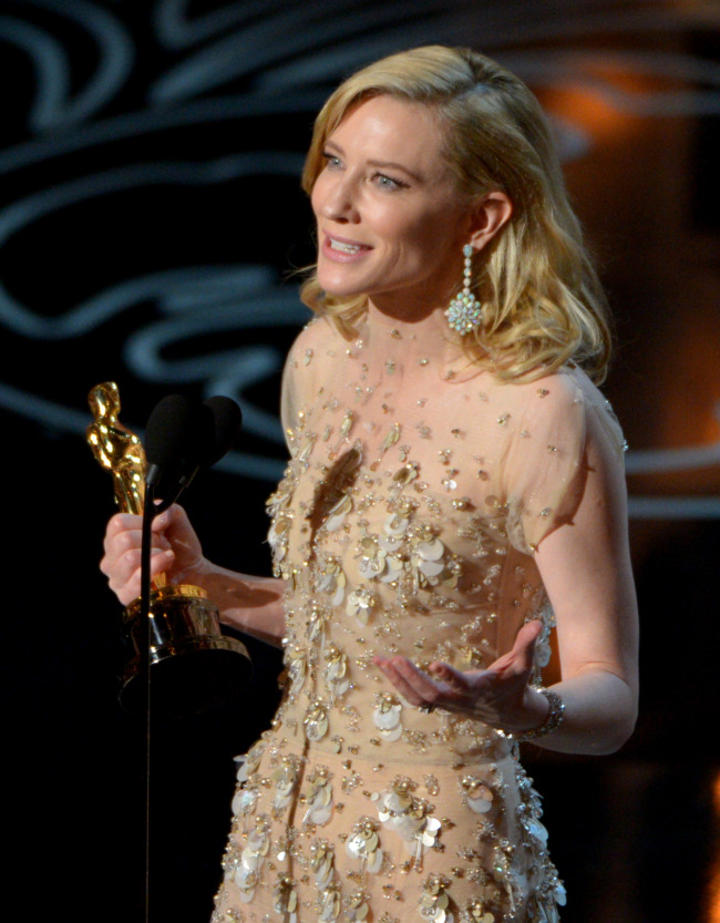 Cate Blanchett accepts the award for best actress in a leading role for “Blue Jasmine.”   AP-Yonhap