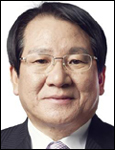 김한조(금융인)
차기 외환은행장에 내정된 김한조 외환캐피탈 사장은 의성 김씨 종가의 후손이다. 평소에도 뚝심 있고 대쪽같은 스타일로 정평이 나 있던 김 내정자는 향후 통합 과정에서 발생될 수 있는 마찰을 최소화하고, 내부의 지지를 이끌 적임자라는 점을 높이 평가받았다는 분석이다.