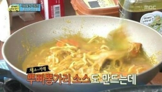 최근 온라인 커뮤니티에 ‘카레의 비밀’이라는 제목으로 게시물이 올라왔다.
해당글에 따르면 카레는 천연 향신료 10여 종 이상을 혼합, 건조시켜 만든 분말인 ‘카레가루’와 카레가루에 ‘밀가루 루(roux)’를 혼합해 끈기를 더한 ‘카레 루’로 분류된다.카레는 구성하는 천연 향신료의 배합에 따라 색상, 향기, 맛 그리고 약리적 효과까지 조금씩 다르다.
카레의 대표적인 건강 효과에는 향산화 작용, 식욕 증진, 암 예방과 면역력 증가, 치매 예방 및 기억력 향상 등이 있다.