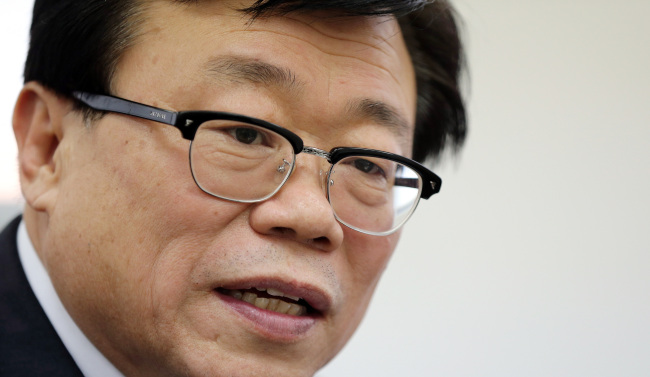 이동필(장관/전연구인/농림축산식품부장관)
South Korea will soon decide whether to open its rice market to foreign suppliers, the agriculture minister said Monday, a move that has been postponed for the past 20 years in exchange for a large import quota.
Lee Dong-phil