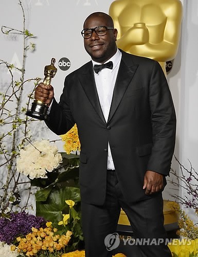 British director Steve McQueen holds his Best Picture Oscar for '12 Years a Slave' in the press room during the 86th annual Academy Awards ceremony at the Dolby Theatre in Hollywood, California, USA, Tuesday in local time.