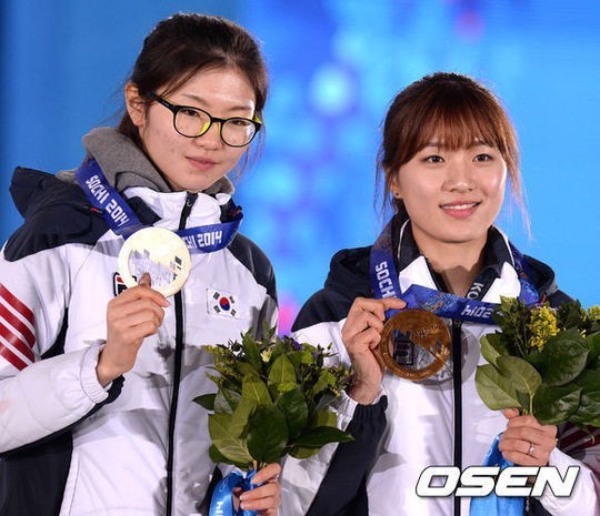 심석희(좌부터/스케이트선수),박승희(스케이트선수)
박승희(22·화성시청)와 심석희(17·세화여고) 등 2014 소치 동계올림픽 메달리스트들이 두둑한 포상금을 받았다.