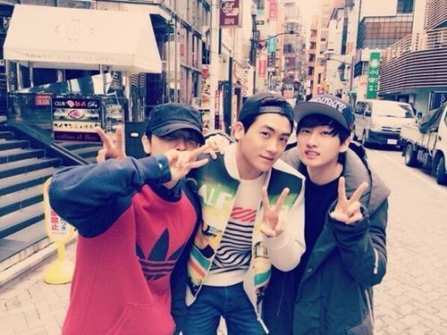 동해(좌부터/이동해/가수/슈퍼주니어/슈퍼주니어-M),박형식(가수/ZE:A/제아파이브),은혁(이혁재/가수/슈퍼주니어/슈퍼주니어-M)
슈퍼주니어 은혁 동해 그리고 제국의 아이들 박형식이 일본에서 함께 찍은 사진을 공개했다.