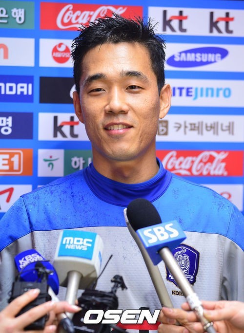 박주영(축구선수/아스날FC포워드)
말도 많고 탈도 많았던 박주영(왓포드)이 마침내 홍명보호에 첫 합류했다. 실점 감각에 대한 의문으로 대표팀 승선에 여러 뒷말을 남겼던 박주영은 비교적 밝은 얼굴로 ‘마지막 기회’를 놓치지 않겠다는 뜻을 분명히 했다.