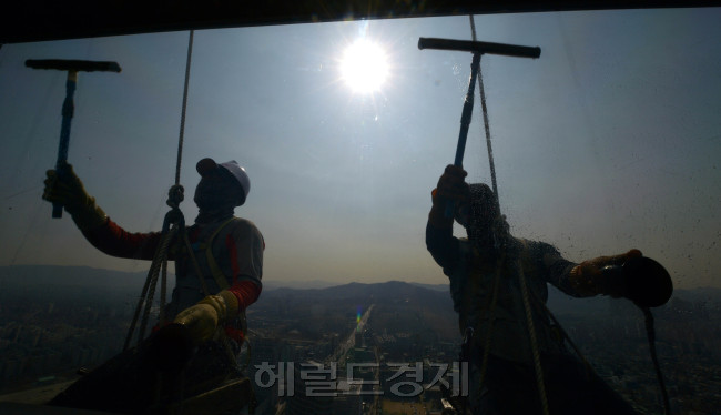 3일 오전 서울 강남구 삼성동 무역센터 봄맞이 외병청소가 실시돼 청소용역 직원들이 외줄에 의지해 청소를 하고 있다.<br />김명섭 기자 msiron@heraldcorp.com
3일 오전 서울 강남구 삼성동 무역센터 봄맞이 외병청소가 실시돼 청소용역 직원들이 외줄에 의지해 청소를 하고 있다.
김명섭 기자 msiron@heraldcorp.com
3일 오전 서울 강남구 삼성동 무역센터 봄맞이 외병청소가 실시돼 청소용역 직원들이 외줄에 의지해 청소를 하고 있다.
김명섭 기자 msiron@heraldcorp.com