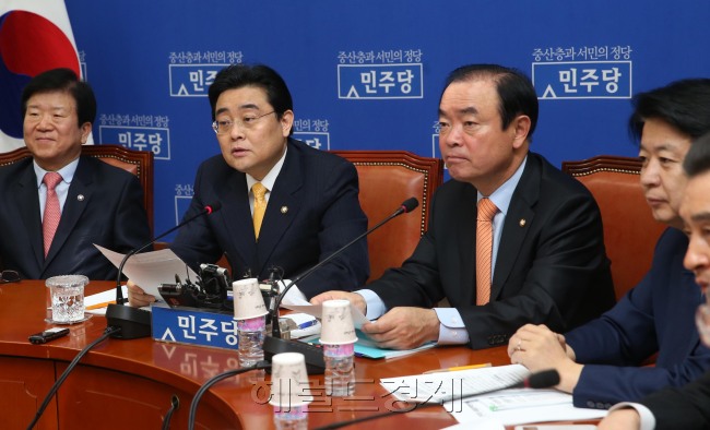 전병헌민주당원내대표가 4일 오전 서울 여의도 국회에서 열린 원내대책회의에 참석해 모두발언을 하고 있다.이길동기자.gdlee@-2014.03.04.
전병헌민주당원내대표가 4일 오전 서울 여의도 국회에서 열린 원내대책회의에 참석해 모두발언을 하고 있다.이길동기자.gdlee@-2014.03.04.
전병헌 민주당 원내대표가 4일 여의도 국회에서 열린 원내대책회의에 참석해 모두발언을 하고 있다. 전 원내대표는 “통합신당 창당은 새로운 정치의 밑그림을 분명히 하는 과정이자 정치쇄신, 민생회복의 가장 강력한 실천이 될 것”이라고 말했다.  이길동 기자/gdlee@