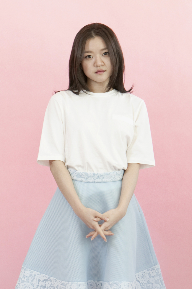 고아성(탤런트/영화배우)
영화 ‘우아한 거짓말’(감독 이한)에서 배우 고아성(22)은 무표정의 슬픔을 보여준다. 그것은 열 몇 살의 소녀가 자꾸 바깥으로 삐질삐질 새나올 것같은 눈물을 세상에 내보이지 않으려는 안간힘이자, 슬픔 그 자체가 딱딱한 껍질처럼 굳어져 이룬 완강한 방어막이기도 하다.