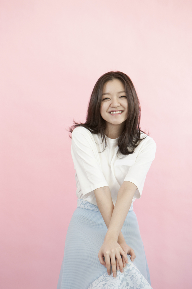 고아성(탤런트/영화배우)
영화 ‘우아한 거짓말’(감독 이한)에서 배우 고아성(22)은 무표정의 슬픔을 보여준다. 그것은 열 몇 살의 소녀가 자꾸 바깥으로 삐질삐질 새나올 것같은 눈물을 세상에 내보이지 않으려는 안간힘이자, 슬픔 그 자체가 딱딱한 껍질처럼 굳어져 이룬 완강한 방어막이기도 하다.