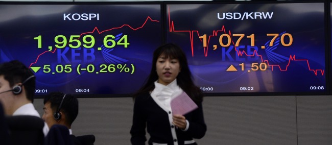 Electronic boards show Seoul stock prices Tuesday morning amid global financial jitters from growing tensions over Ukraine. South Korean stocks closed 0.54 percent down.   Park Hae-mook/The Korea Herald