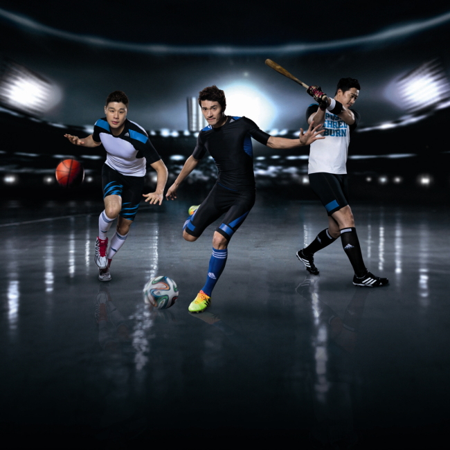 글로벌 리딩 스포츠 브랜드 아디다스(www.adidas.com)가 브라질 월드컵 등 2014년 메이저 스포츠 이벤트를 앞두고 선수들의 경기력 향상을 위해 에너지 낭비를 줄여주고, 효과적인 움직임과 바른 자세 교정으로 신체 감각을 더욱 향상시켜 주는 최첨단 테크놀로지 경기복 테크핏(TechFit)을 출시한다.
아디다스 테크핏. 왼쪽부터 농구선수 조성민, 축구선수 박종우, 야구선수 이병규
[사진제공=아디다스]