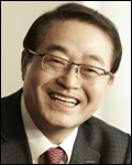 신헌(기업인/롯데쇼핑백화점사업부문대표이사사장)
롯데쇼핑(대표 신헌·사진)은 지난해에 이어 올해도 국내외에서 적극적인 점포 확대로 글로벌 리딩기업으로서의 입지를 다질 계획이다. 롯데쇼핑은 1979년 서울 소공동에 롯데백화점이 문을 연 뒤 국내 백화점 업계 1위 자리를 놓치지 않고 있다. 2011년 43.5%이던 시장점유율은 2012년 44.4%, 지난해 3분기 현재 45.0%로 꾸준히 늘었다.